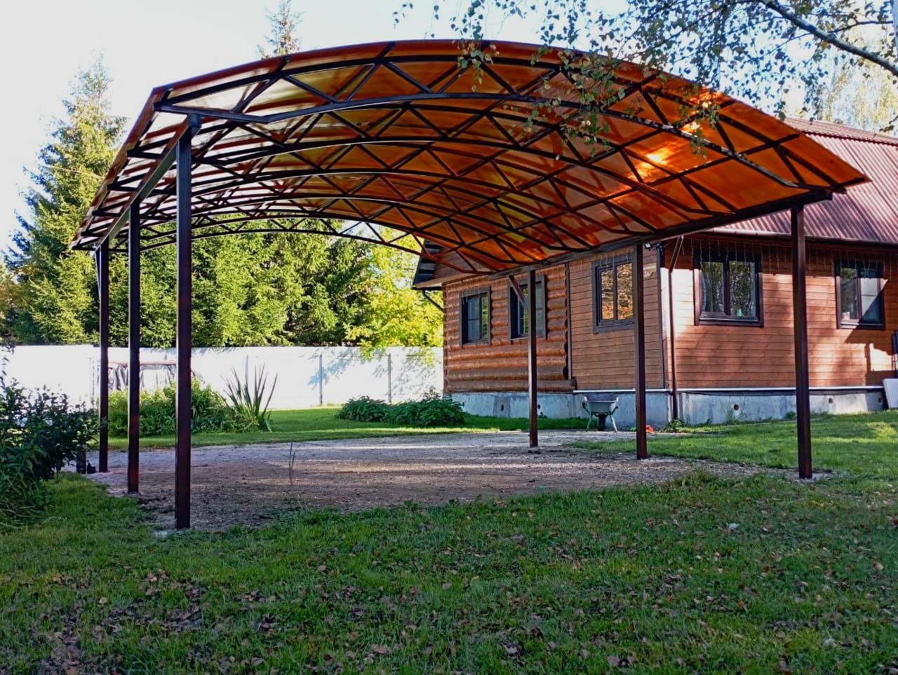 Современный автонавес с крышей из поликарбоната