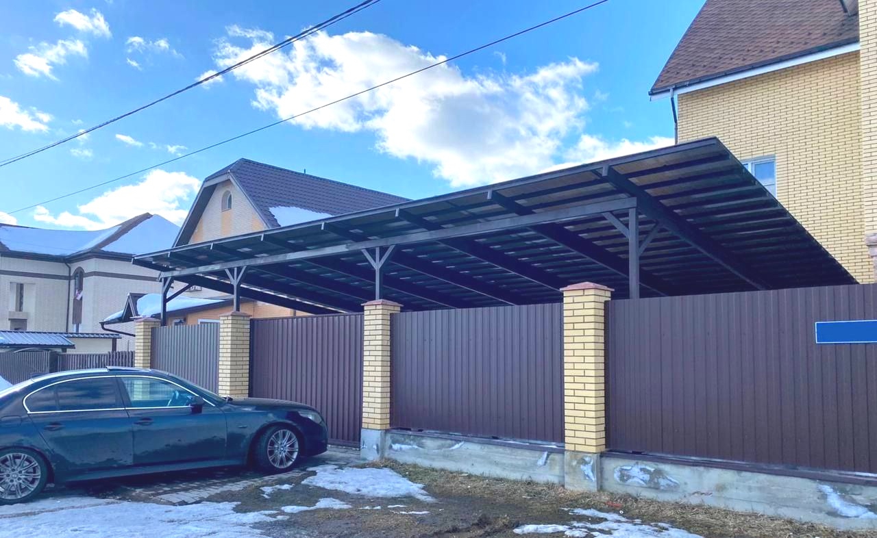 Арочный автонавес из темного поликарбоната (белые столбы)