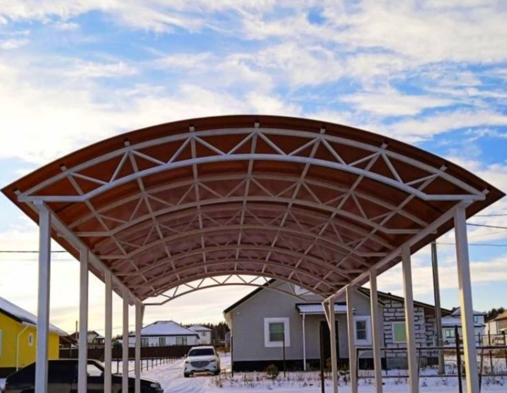 Арочный автонавес из темного поликарбоната (белые столбы)