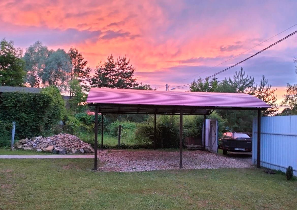 Закрытый автонавес с односкатной крышей из поликарбоната