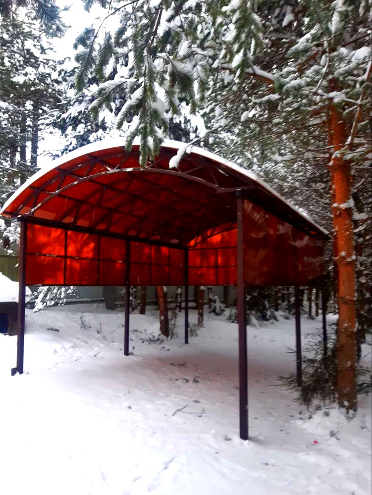 Закрытый автонавес с односкатной крышей из поликарбоната