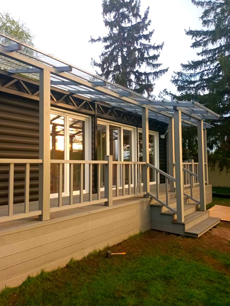 Арочный автонавес из темного поликарбоната (белые столбы)