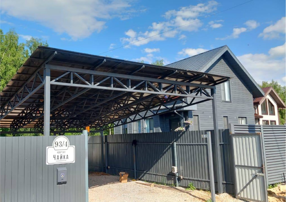 Арочный автонавес из темного поликарбоната (белые столбы)