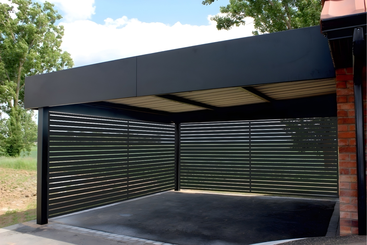 Закрытый автонавес с односкатной крышей из поликарбоната